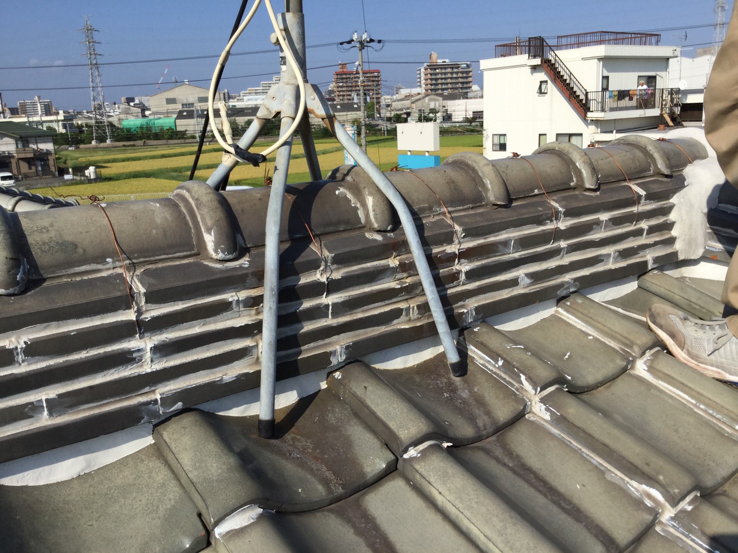 熨斗瓦の継ぎ目に見えるシーリングの連続