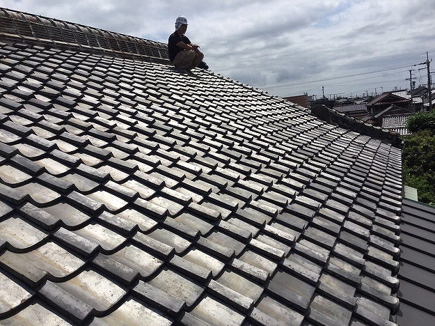 屋根上から瓦の状態を近接確認