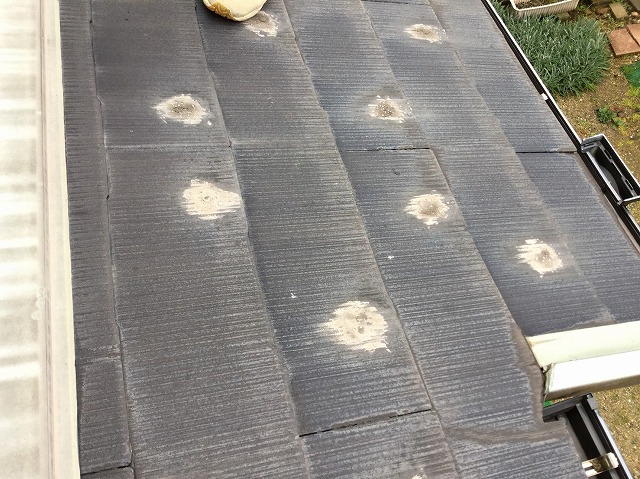 屋根面全体に点在する補修ポイント