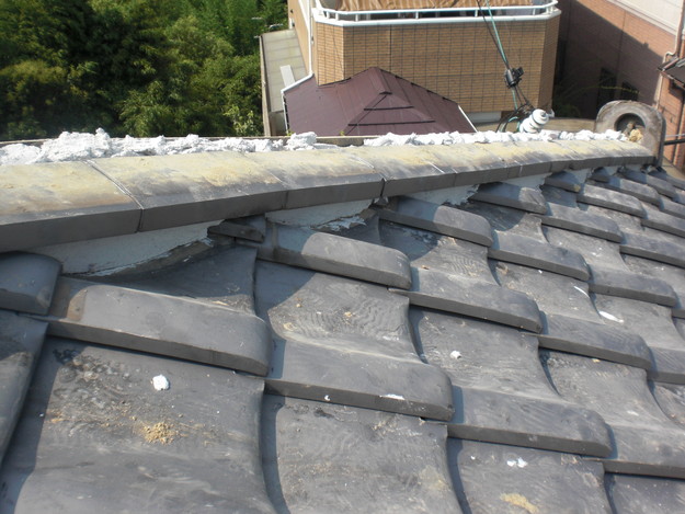 加古川市で雨漏り対策の無料点検！棟瓦の劣化を発見し棟積み直し工事で根本改善へ