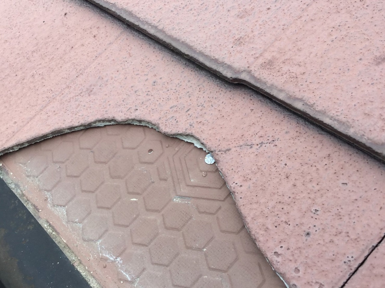 加古川市　屋根材の裏側が見える状態