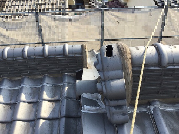 5枚目写真：棟瓦の破損