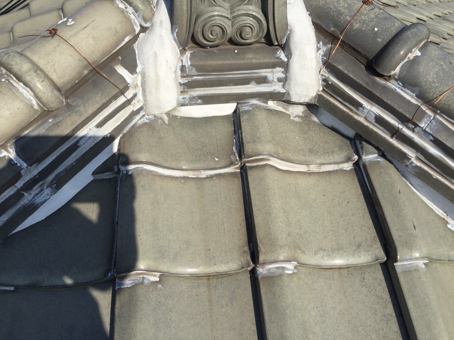 鬼瓦周辺の詰まりと雨水の逃げ場の少なさ