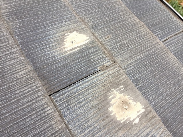 屋根材の継ぎ目付近に見える浮きの兆候