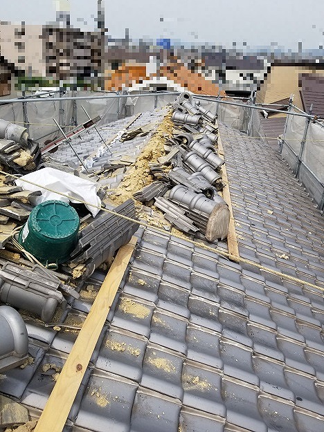 棟瓦の撤去作業