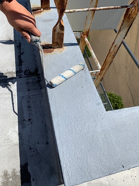 笠木の下地調整とプライマー塗布