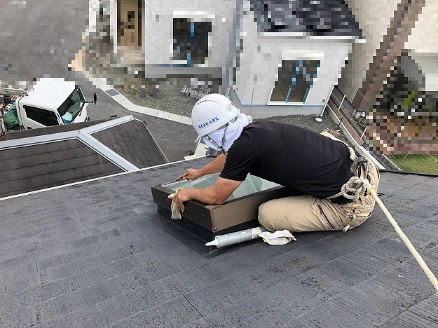 天窓まわりのシーリング打ち替え作業