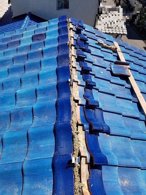 棟部の取り合いを開けて下地の状態を確認