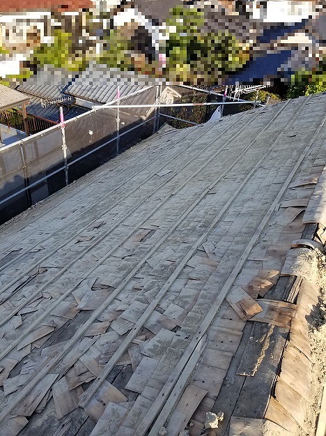 既存瓦の撤去後、屋根下地の状態を確認