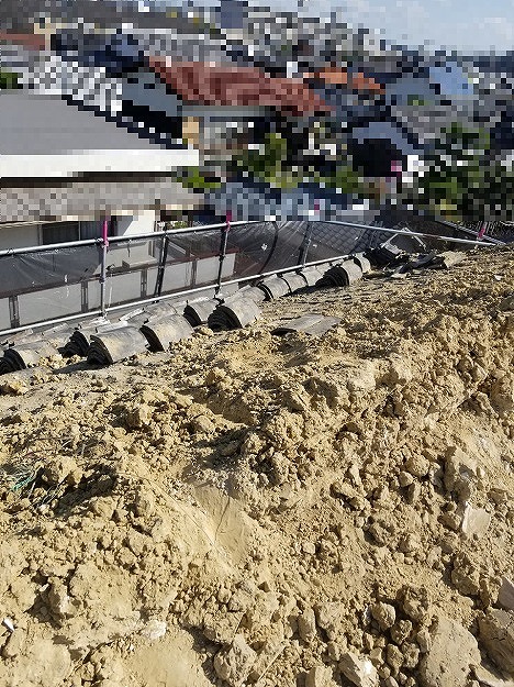 瓦撤去で現れた「葺き土」の量