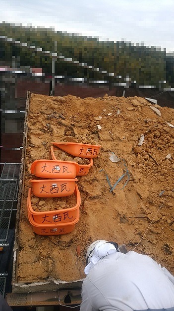 既存瓦と葺き土の撤去作業