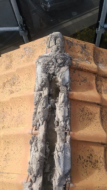 既存棟瓦の撤去作業