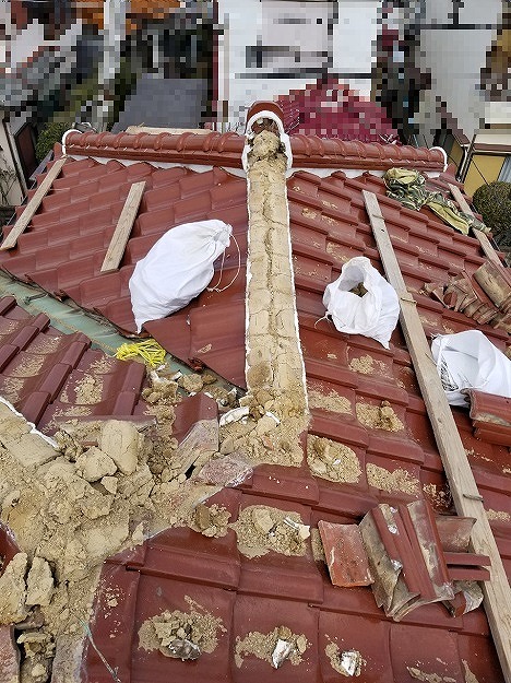 既存棟瓦の撤去と土の取り出し