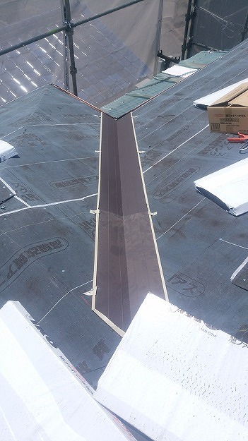 谷板金の交換作業