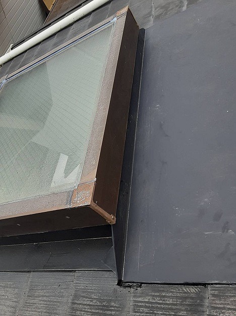 加古川市　下屋根天窓上端板金の延長