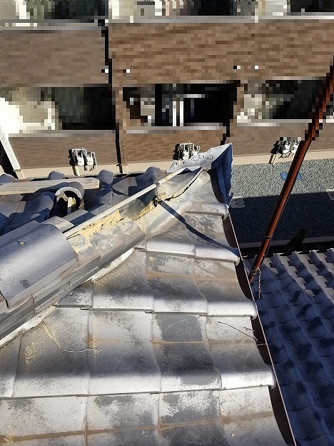 隅棟端部の納まりを整えながら復旧準備