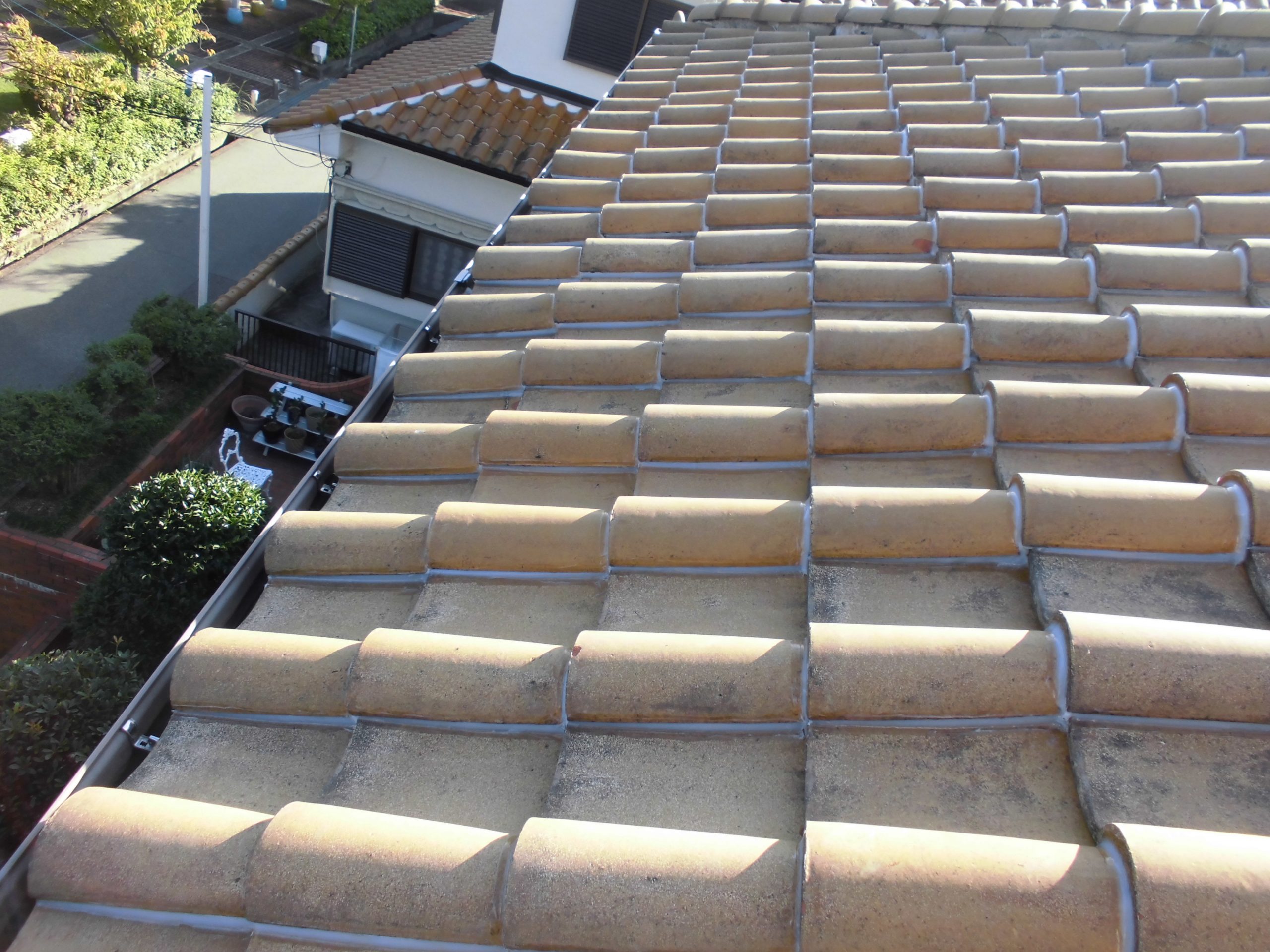 広い面の瓦列に連続施工し、屋根全体の一体感を確保