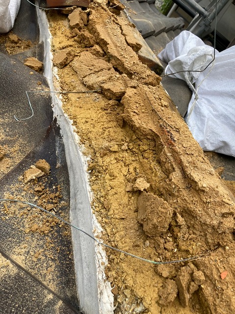 葺き土の撤去と崩れの状態確認
