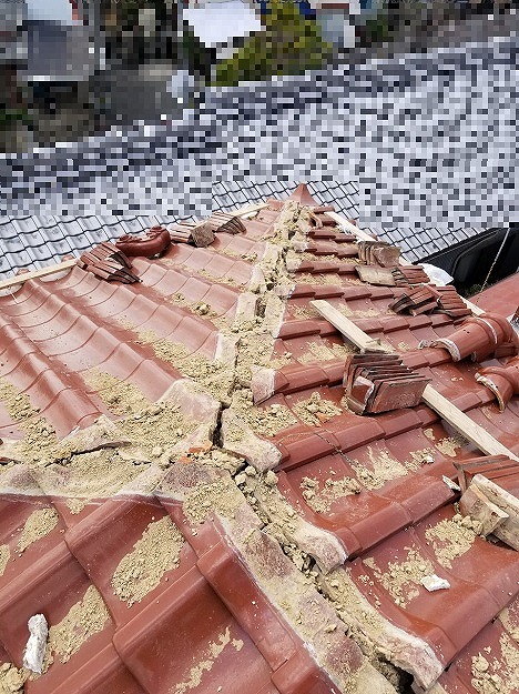 本棟・隅棟の解体後の清掃と形状整え