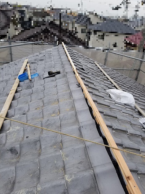 棟金具と角材の取り付け