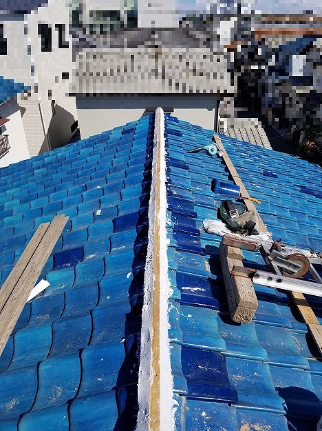 棟芯の納まりを整え仕上げの土台を形成