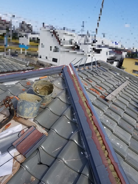 棟の復旧と赤土の使用（段積みの基礎を整える）