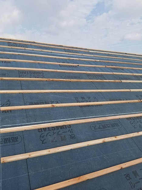 ルーフィング敷設と桟木の施工