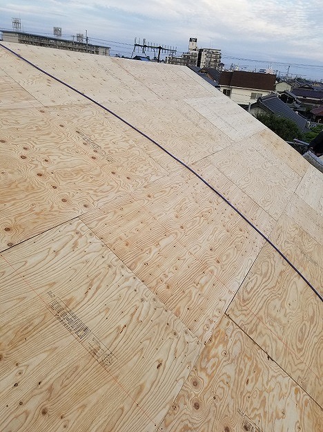 下地を整える野地板の施工