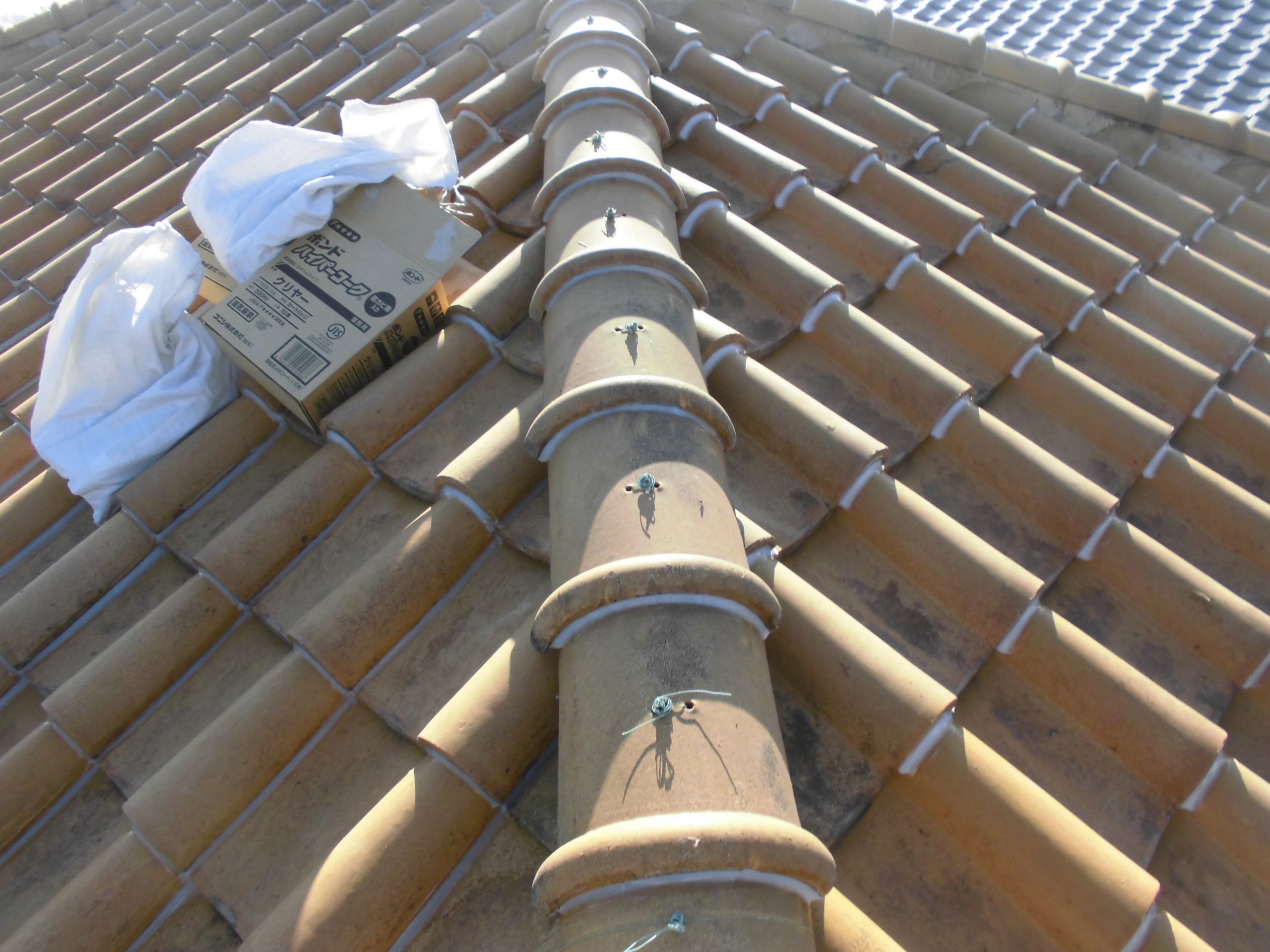 棟部の縦ラバーロックで横殴りの雨に備える