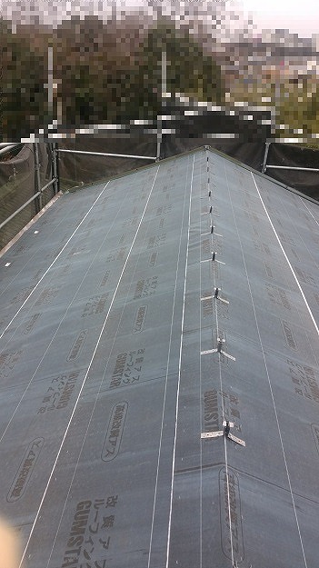 ゴムアスルーフィングと棟金具の設置