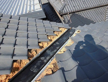加古川市　谷板金修理　ガルバリウム谷板金の仮置き