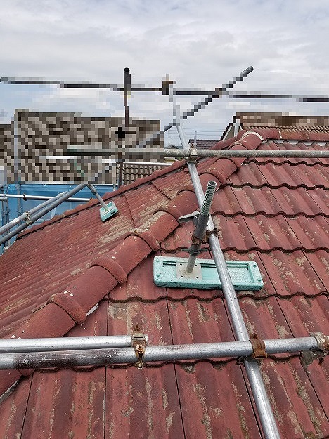 棟瓦の配置とビス固定