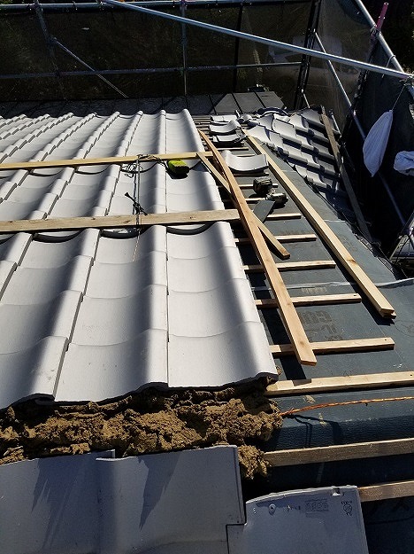 和瓦（いぶし）の葺き上げを開始