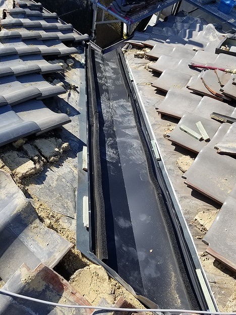 ガルバリウム鋼板製の谷板金を新設