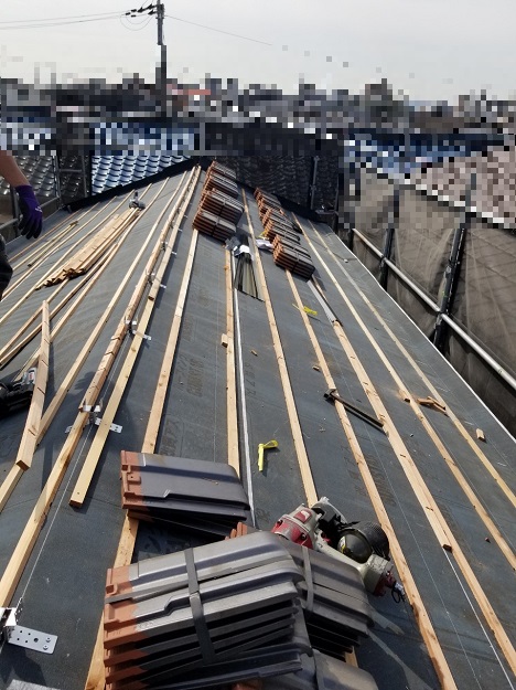 ゴムアスルーフィングの敷設と瓦桟の取り付け