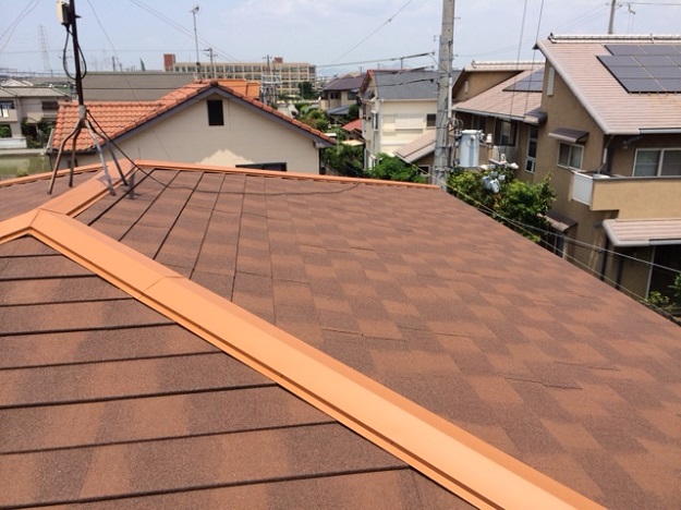 棟板金の取り付け（明るい色で意匠を統一）