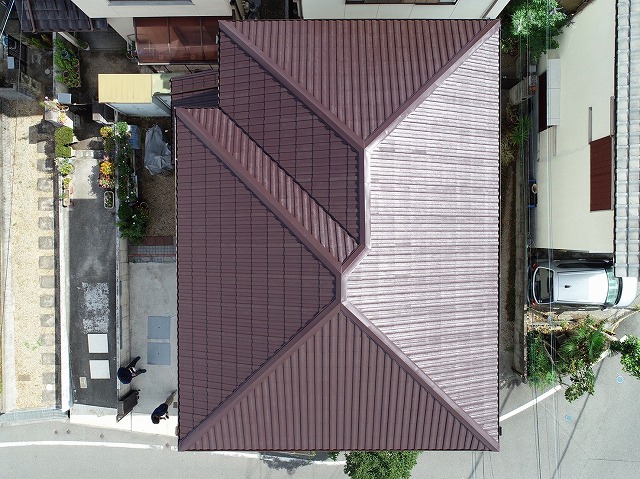 塗装で綺麗になった乾式セメント屋根