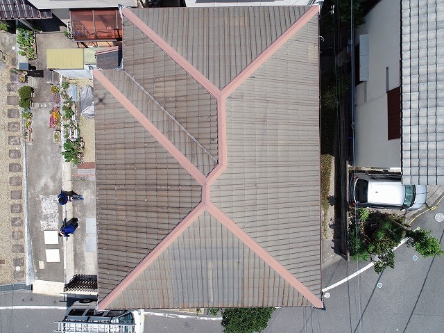 塗装前の褪色が進んだ乾式セメント屋根