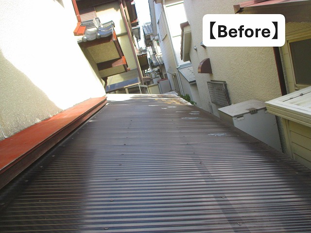 加古川市にて劣化にて破損が生じている波板と樋