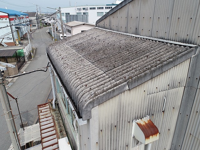 明石市の工場暑さ対策に最適な屋根点検｜ドローン空撮でスレート調査と改善提案