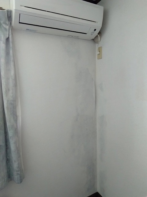 姫路市　雨漏り　壁の黒ずみ