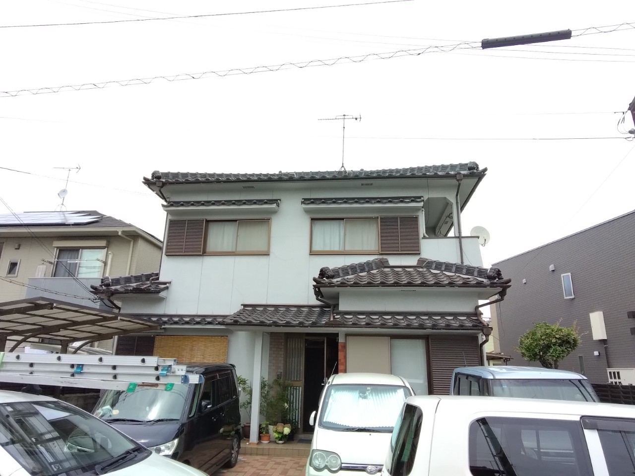 姫路市で屋根漆喰(しっくい)点検｜釉薬瓦屋根の漆喰剥がれと瓦割れ調査事例