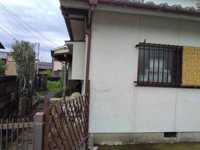 姫路市で雹被害調査｜竪樋60パイひび割れと下屋這い樋・瓦棒内部破損