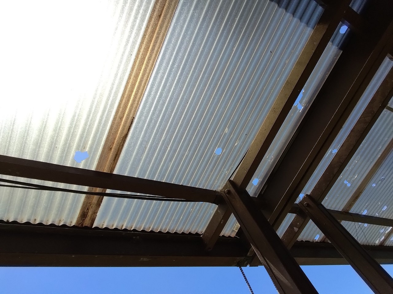 明石市　雹被害で波板ポリカ貫通
