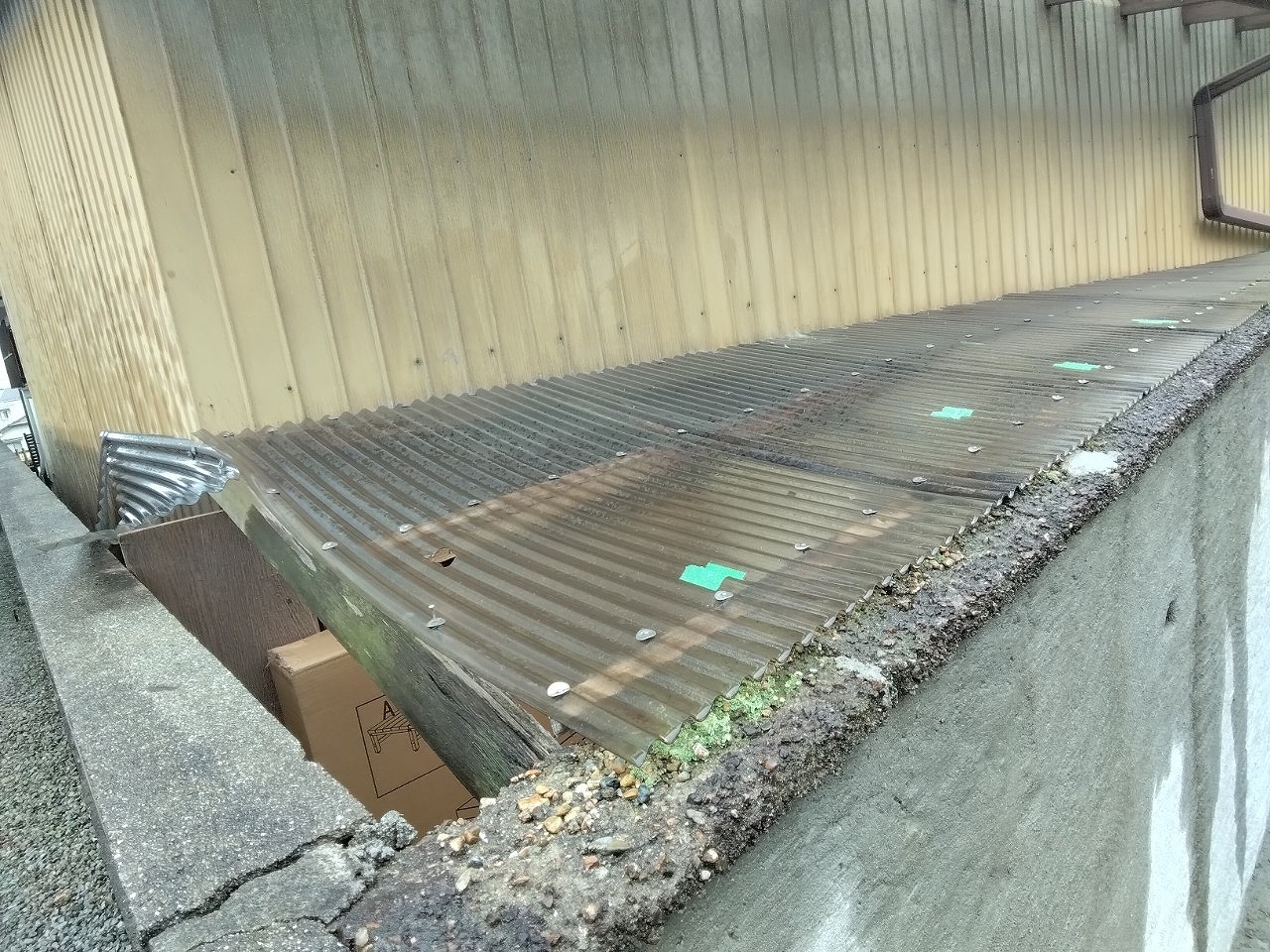 明石市　雹被害で波板貫通