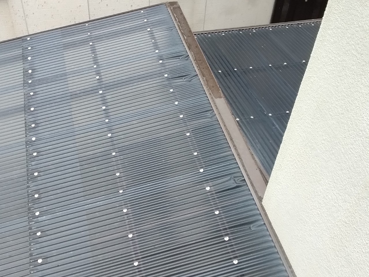 姫路市　雹で波板ポリカ歪み