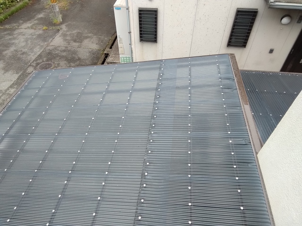 姫路市　雹でナミイタポリカ歪み