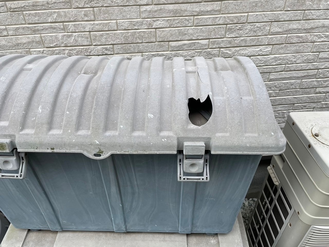 高砂市で雹被害調査｜道具箱の穴あきと縦目隠しフェンス凹み確認