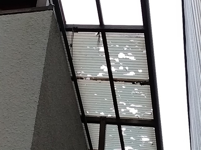 姫路市で雹被害調査｜2Fベランダ波板ポリカ穴あき飛散と角樋破損事例