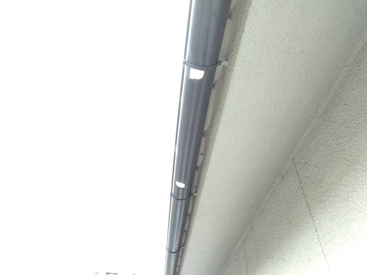 姫路市で雹被害多発｜雨樋に穴が開いた住宅の現地調査と修繕ポイント解説